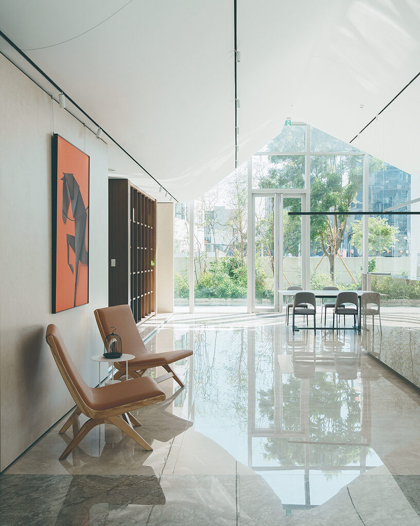 在挑高的白色大廳裡